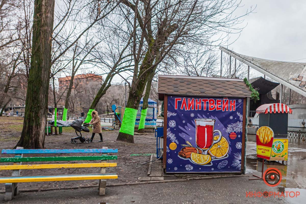 Вода подтекает к киоску