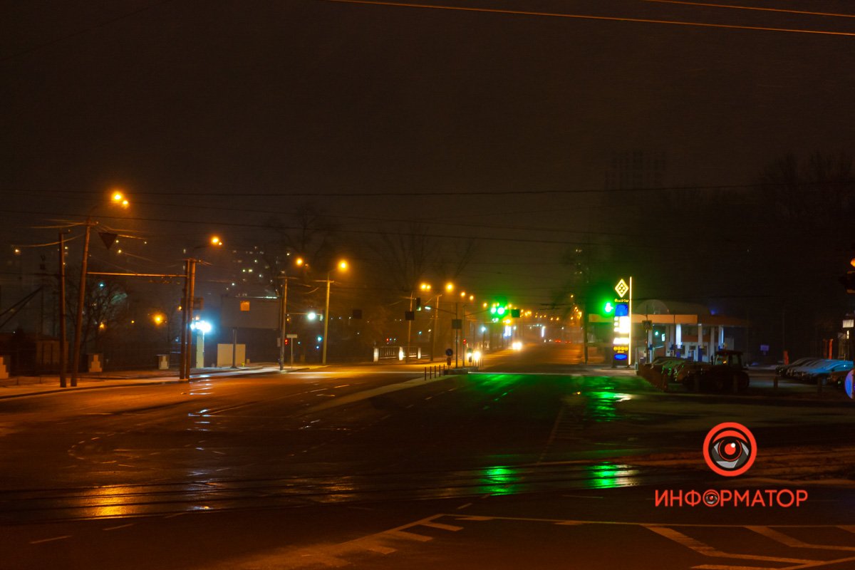 Под колесами машин снег сразу тает