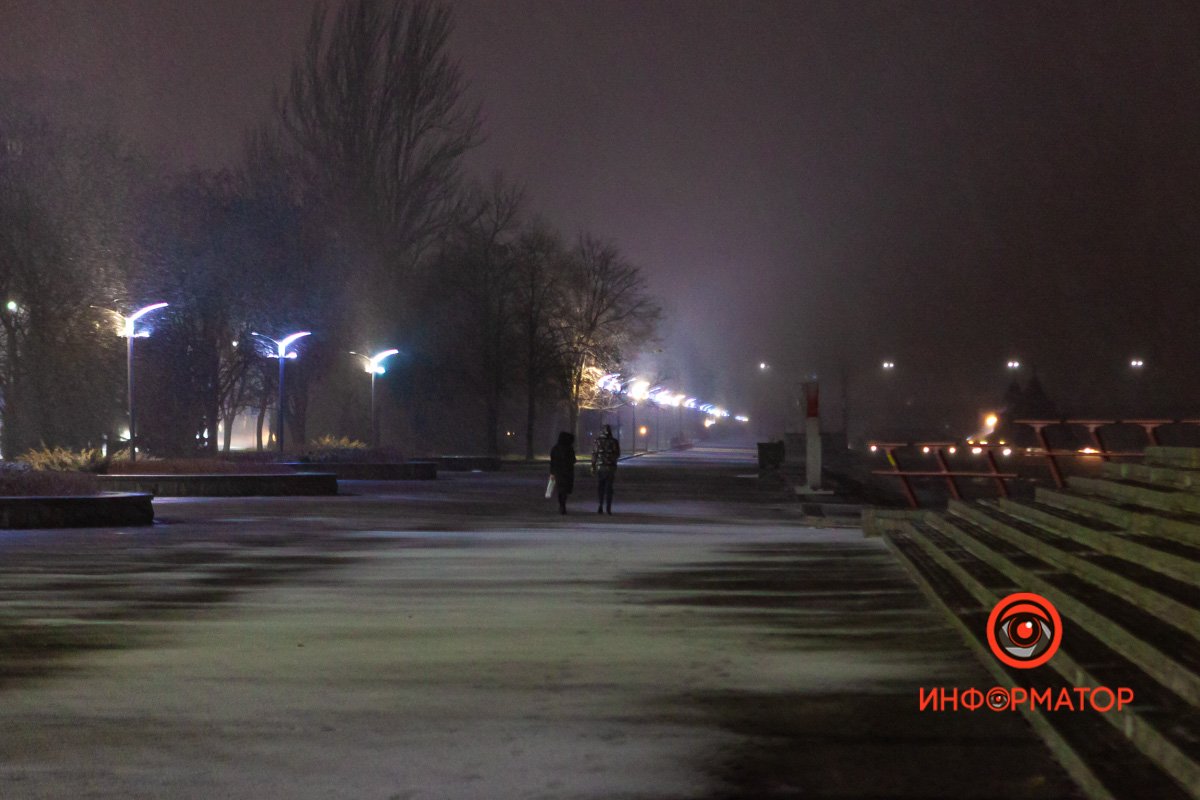 Набережную также заметает