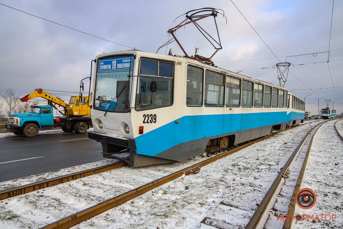 У трамвая №19 сошла с рельсов передняя пара колес У трамвая №19 сошла с рельсов передняя пара колес