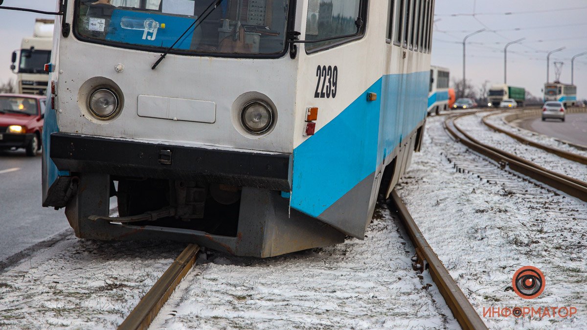 На Кайдакском мосту "стоят" три трамвая На Кайдакском мосту "стоят" три трамвая