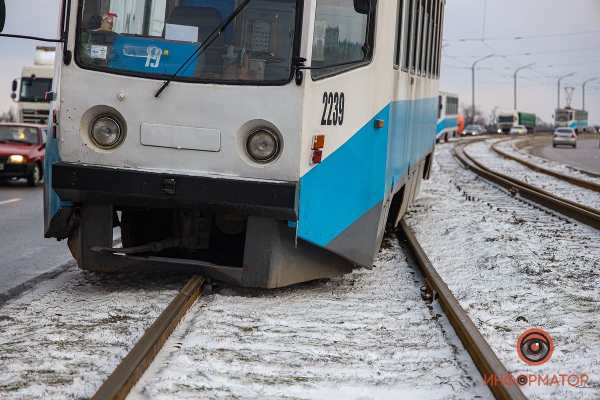 Движение на крайне левой полосе затруднено Движение на крайне левой полосе затруднено