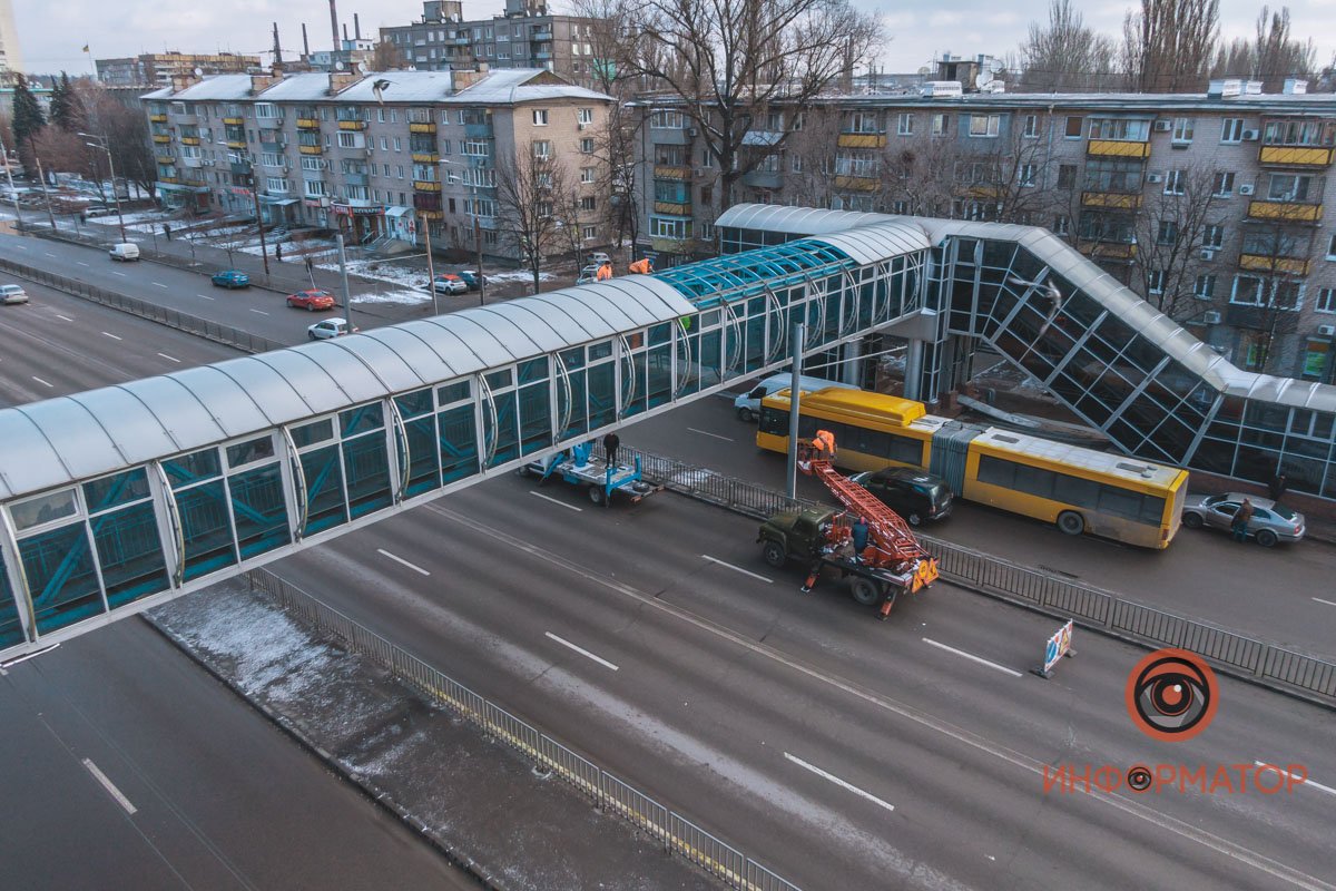 В Днепре на Слобожанском проспекте на крытом переходе сорвало часть крыши 1