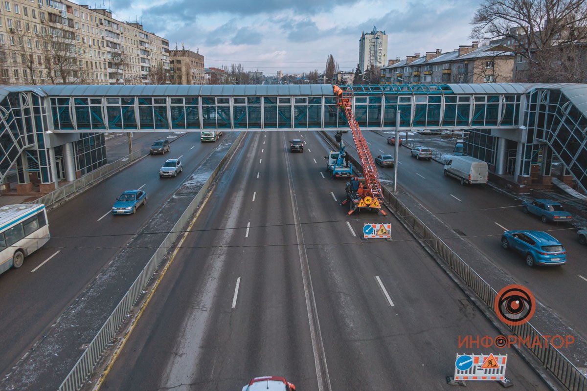 В Днепре на Слобожанском проспекте на крытом переходе сорвало часть крыши 2