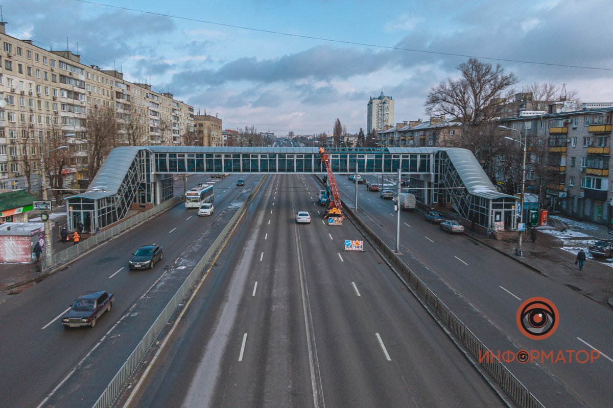 В Днепре на Слобожанском проспекте на крытом переходе сорвало часть крыши 3