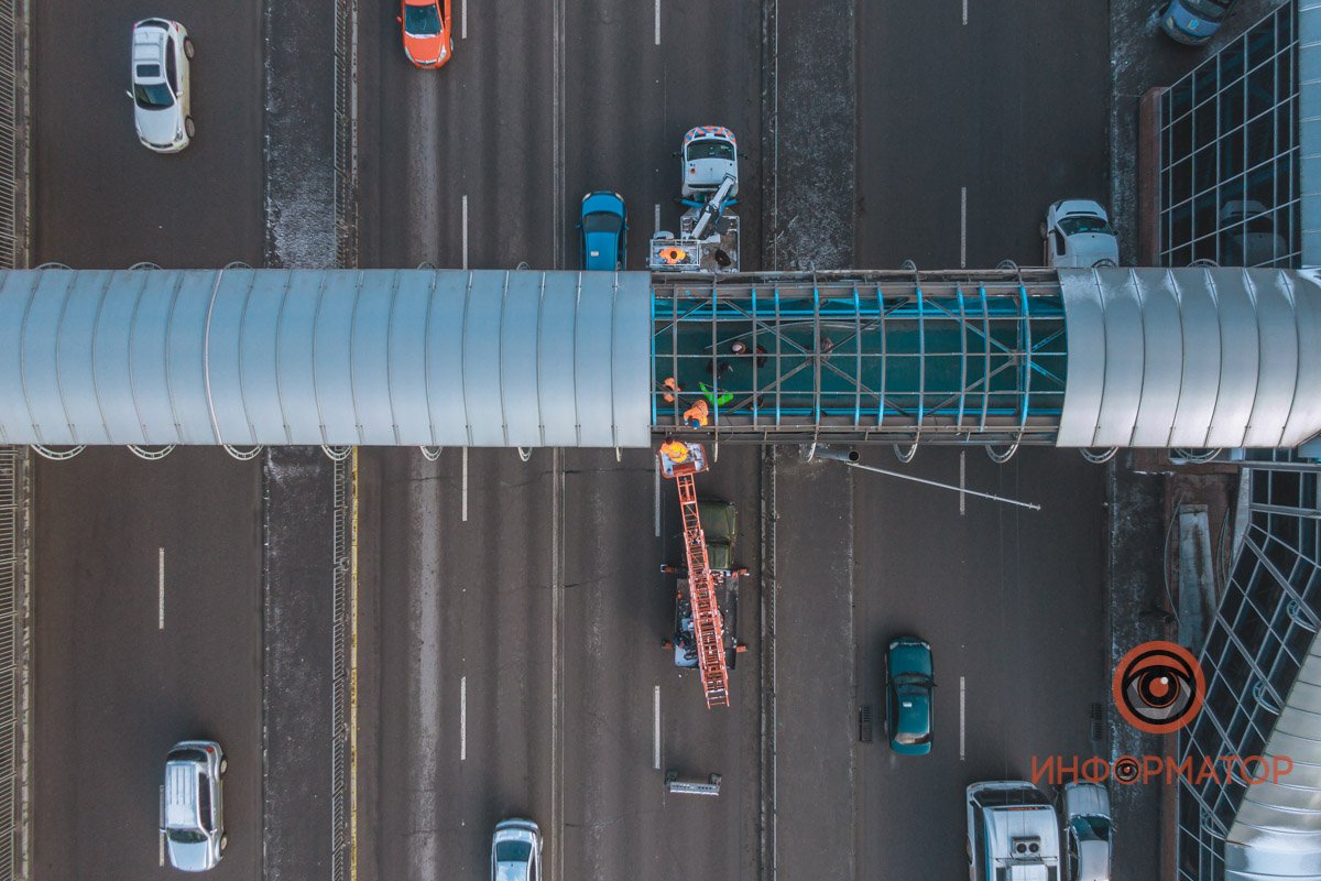 В Днепре на Слобожанском проспекте на крытом переходе сорвало часть крыши 4