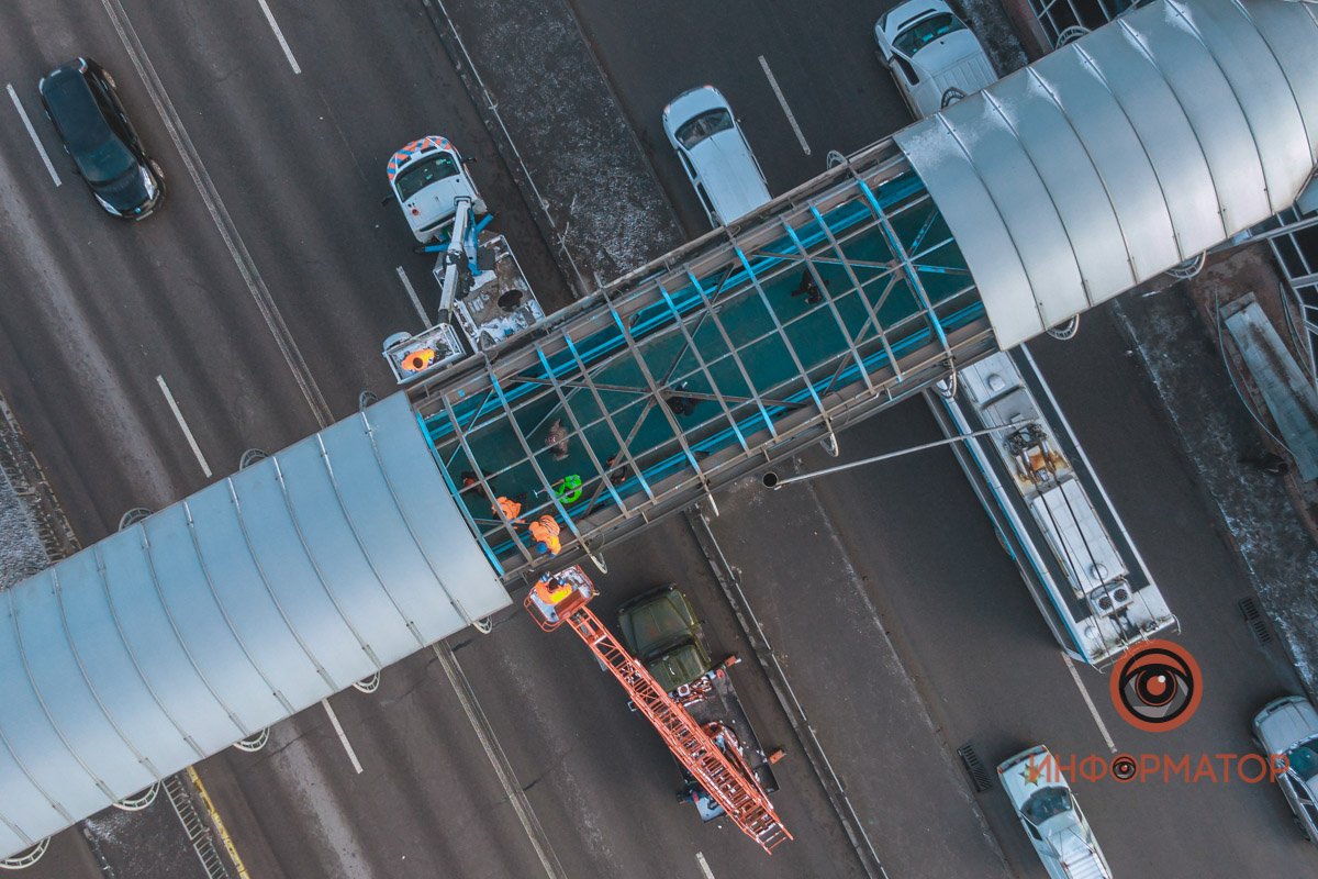В Днепре на Слобожанском проспекте на крытом переходе сорвало часть крыши 5