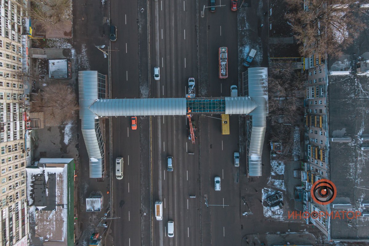 В Днепре на Слобожанском проспекте на крытом переходе сорвало часть крыши 6