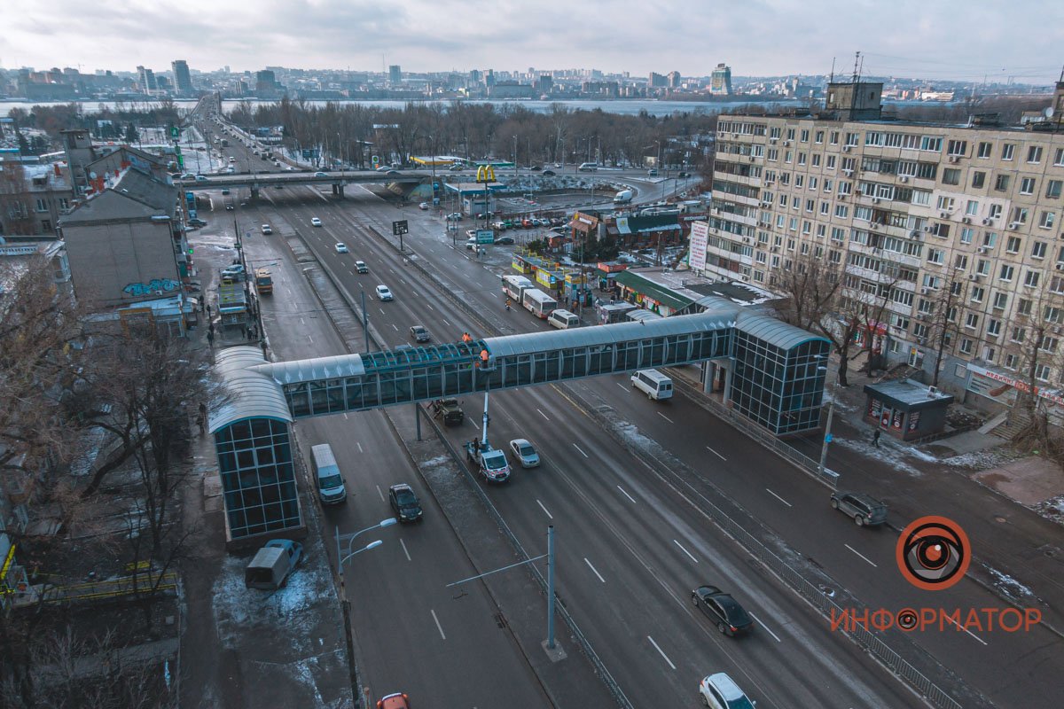 В Днепре на Слобожанском проспекте на крытом переходе сорвало часть крыши 7