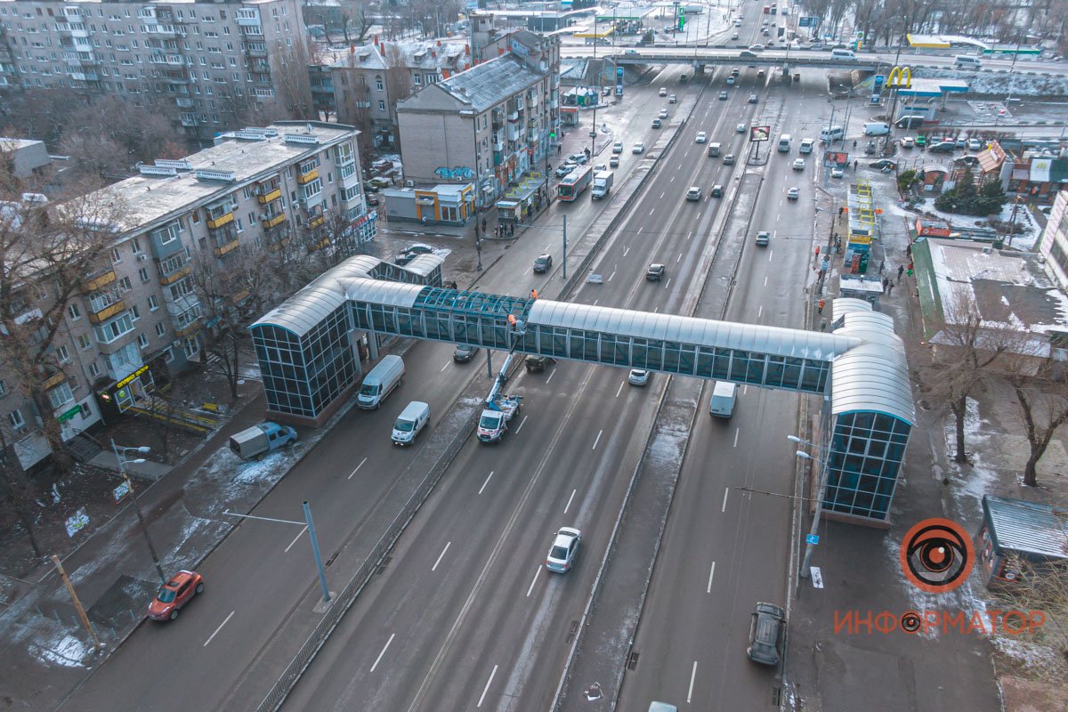 В Днепре на Слобожанском проспекте на крытом переходе сорвало часть крыши 8