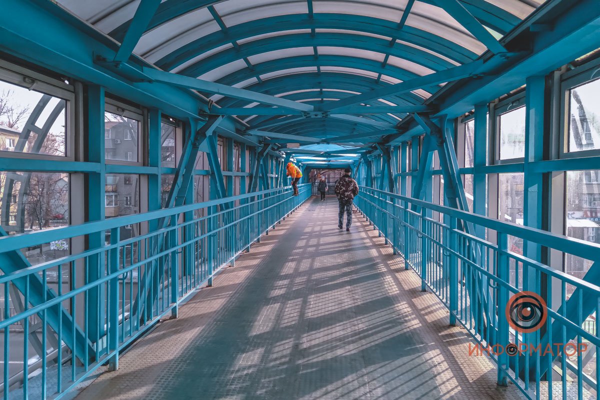 В Днепре на Слобожанском проспекте на крытом переходе сорвало часть крыши 9