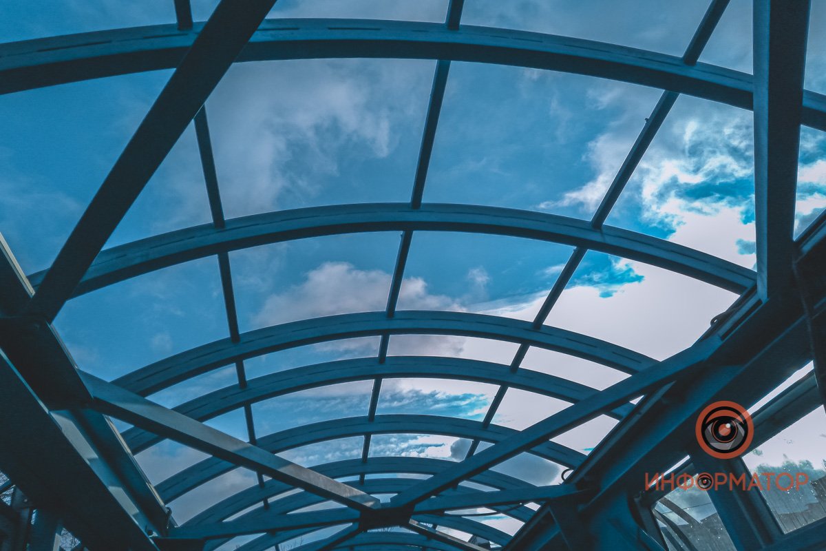 В Днепре на Слобожанском проспекте на крытом переходе сорвало часть крыши 10