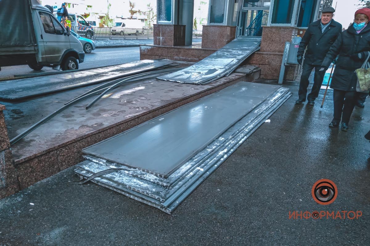 В Днепре на Слобожанском проспекте на крытом переходе сорвало часть крыши 11