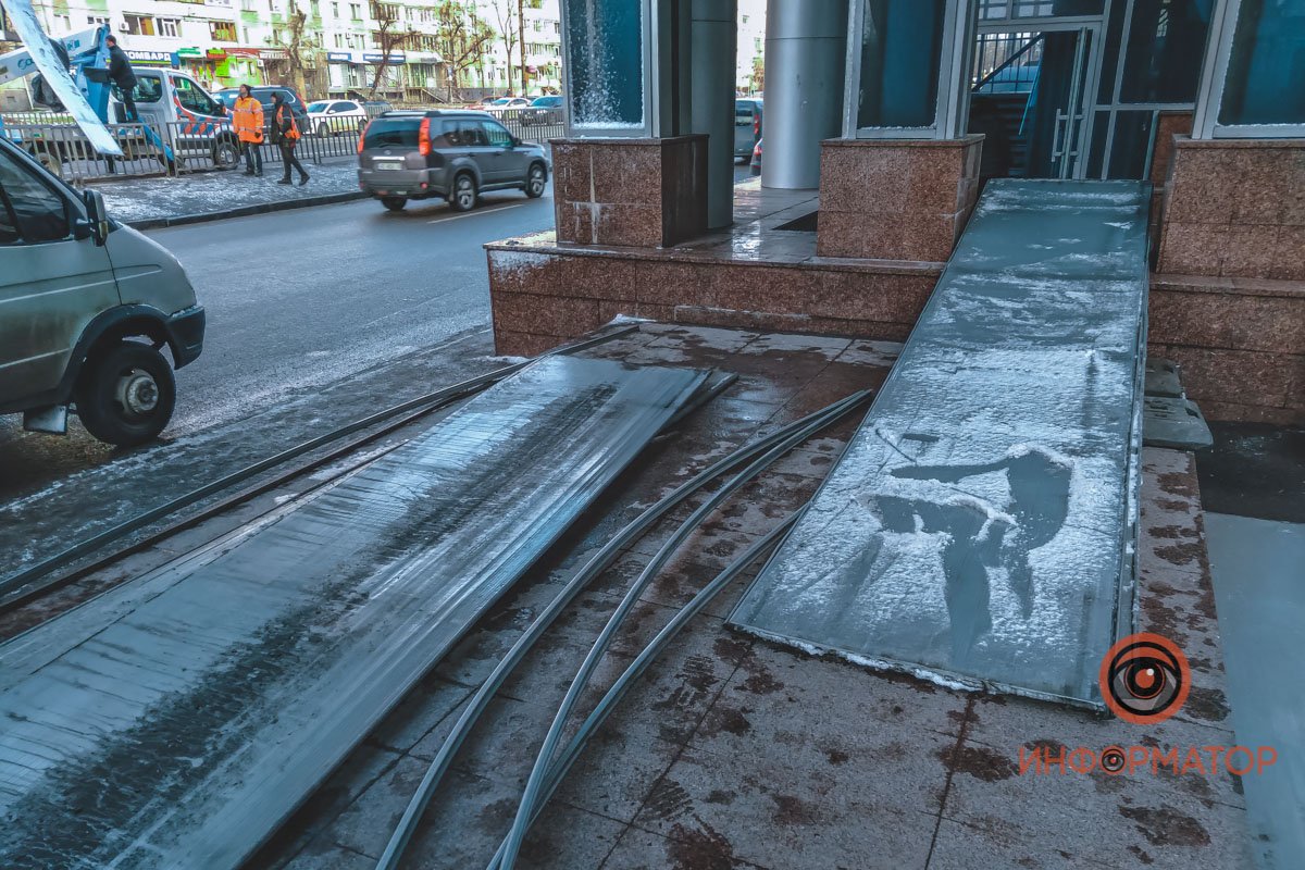 В Днепре на Слобожанском проспекте на крытом переходе сорвало часть крыши 12