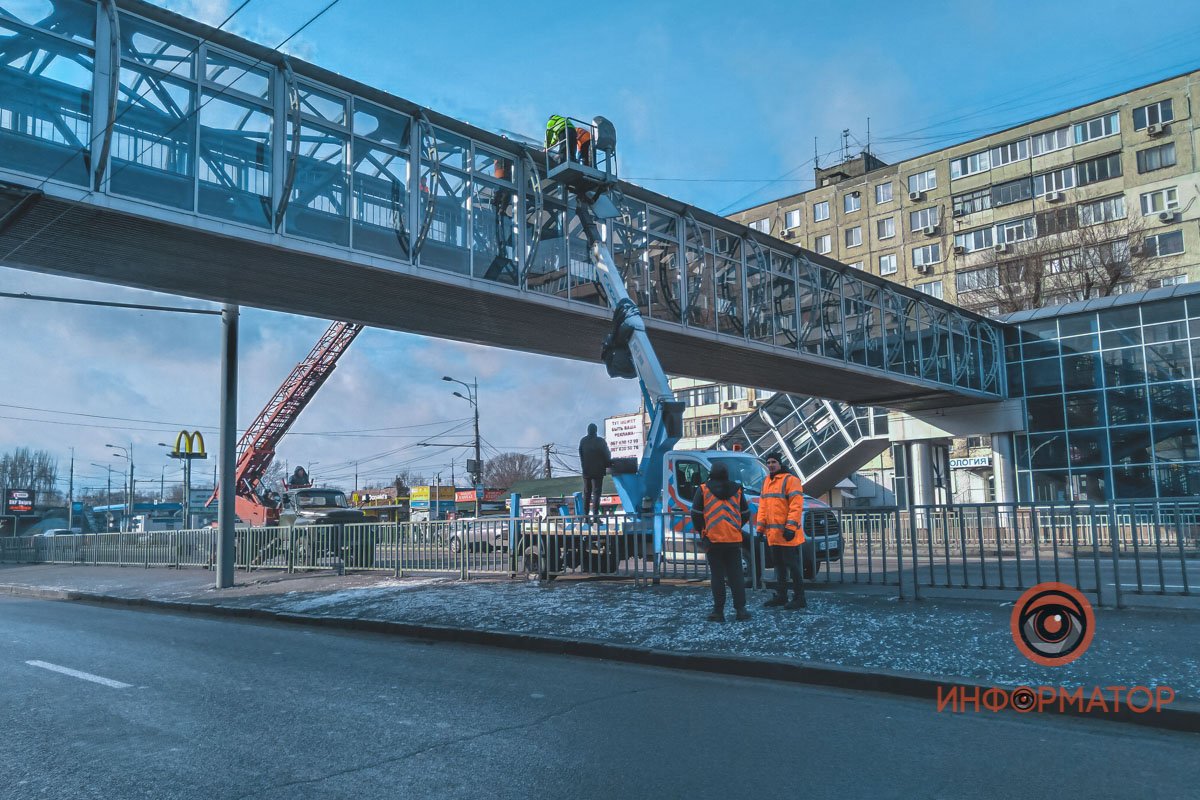 В Днепре на Слобожанском проспекте на крытом переходе сорвало часть крыши 13