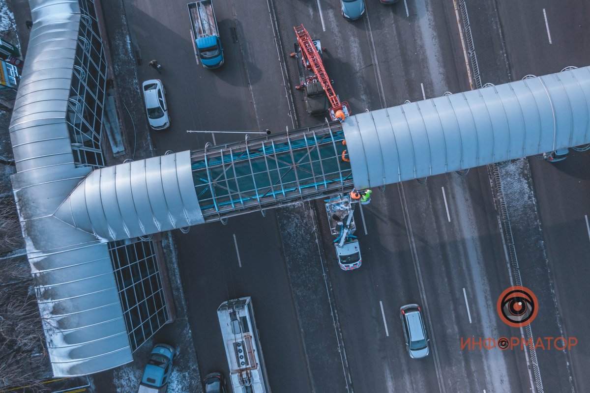 В Днепре на Слобожанском проспекте на крытом переходе сорвало часть крыши 14