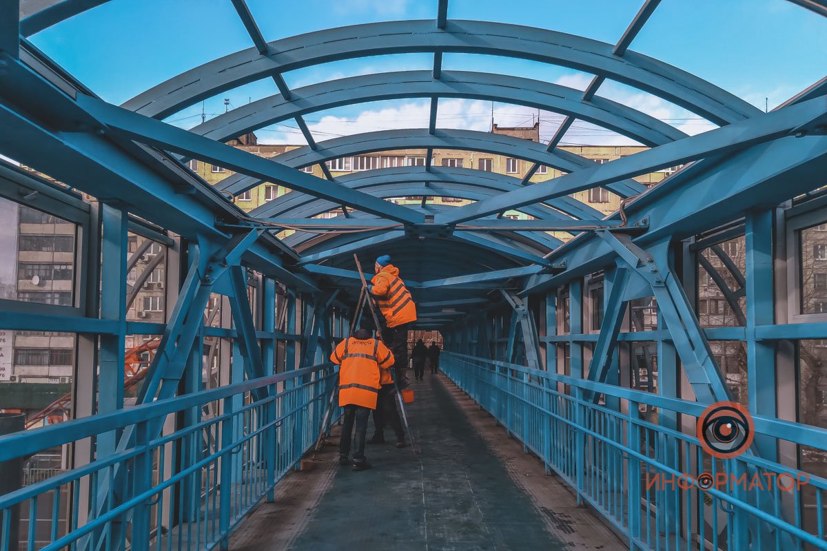 В Днепре на Слобожанском проспекте на крытом переходе сорвало часть крыши 15