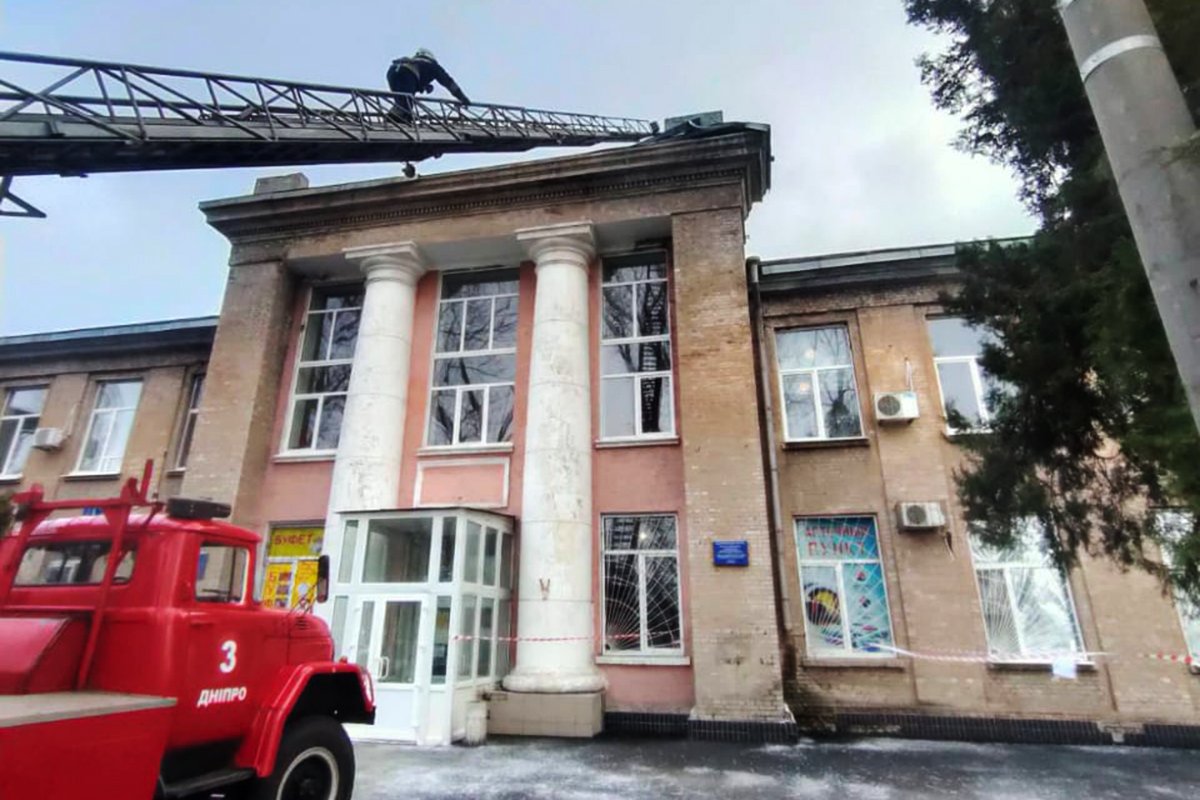 Металлический лист свисал с высоты 12 метров Металлический лист свисал с высоты 12 метров