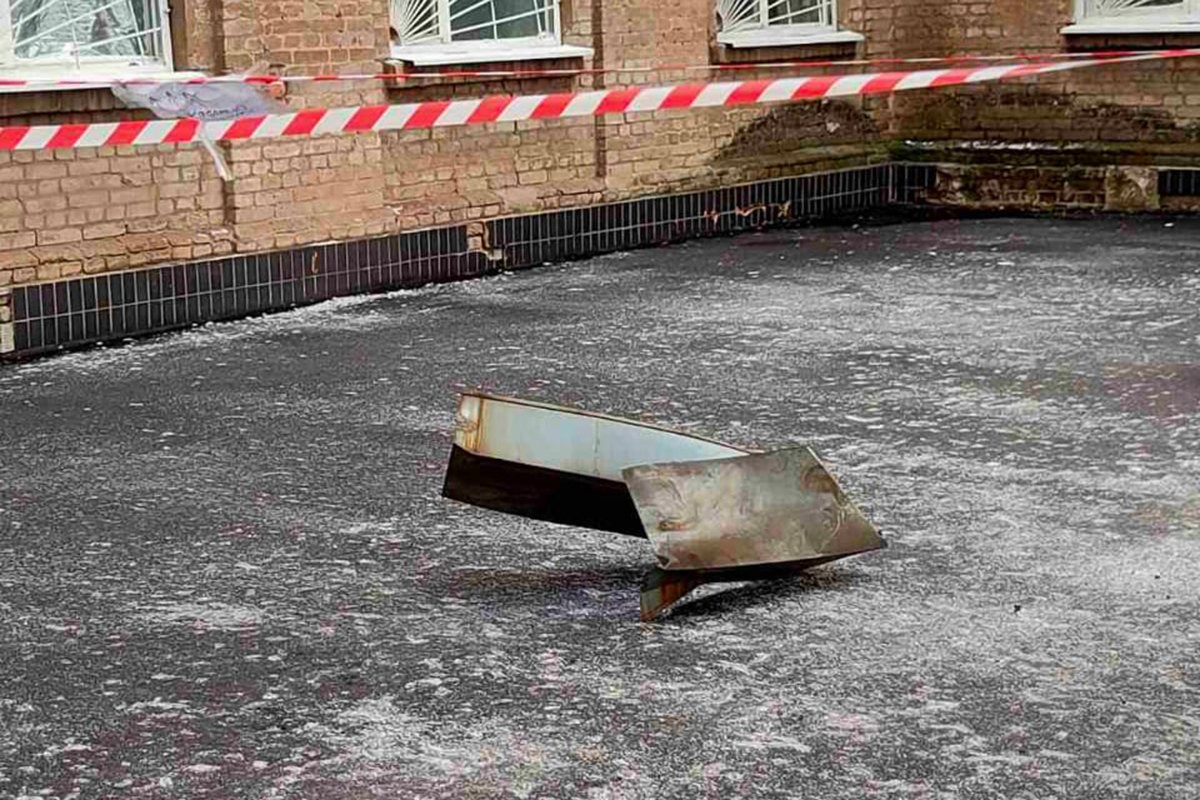 Спасатели сняли опасный стройматериал Спасатели сняли опасный стройматериал