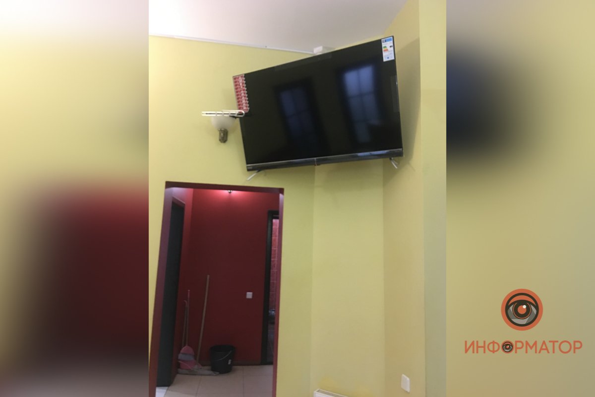 Телевизор в холле