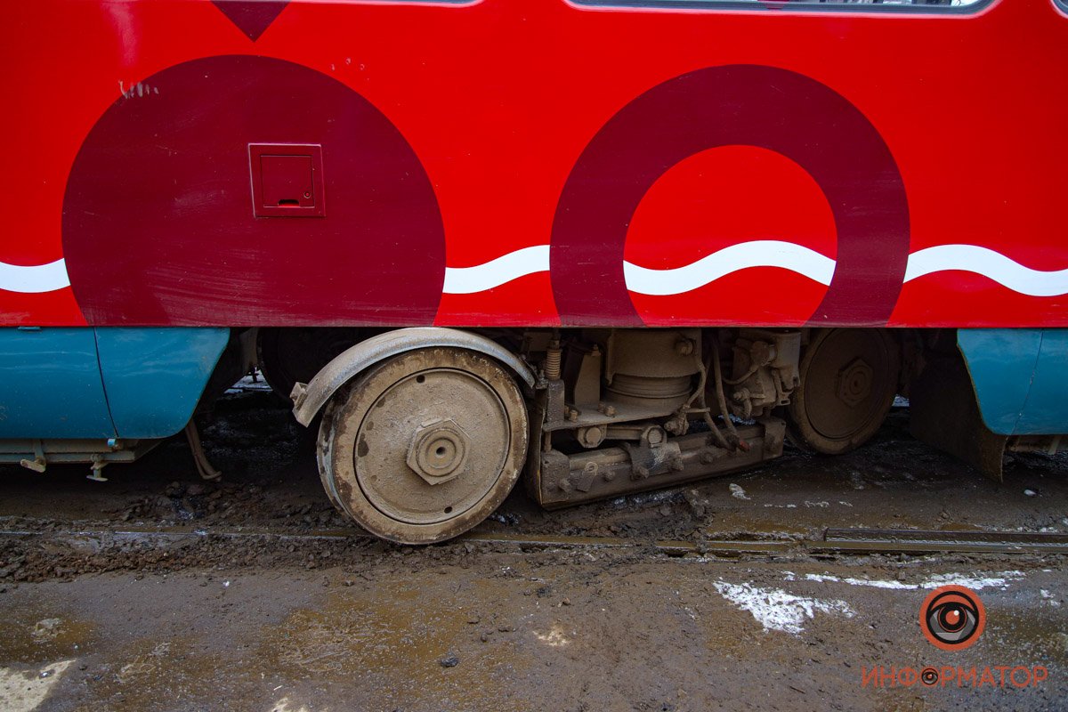 Флешмоб продолжается: в Днепре два трамвая почти одновременно сошли с рельсов 10