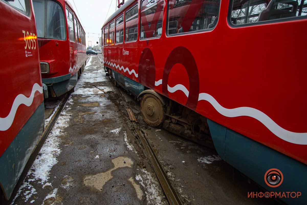 Флешмоб продолжается: в Днепре два трамвая почти одновременно сошли с рельсов 12