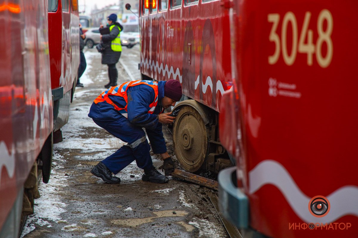 Флешмоб продолжается: в Днепре два трамвая почти одновременно сошли с рельсов 13