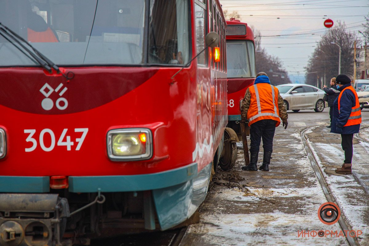 Флешмоб продолжается: в Днепре два трамвая почти одновременно сошли с рельсов 15