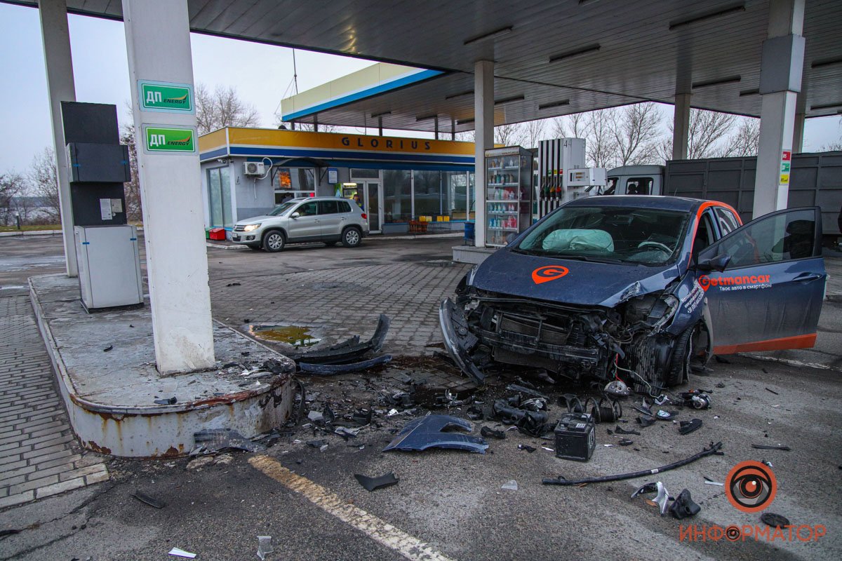 В Днепре на Набережной Заводской автомобиль Getmancar въехал в заправку: кто оплатит расходы 1