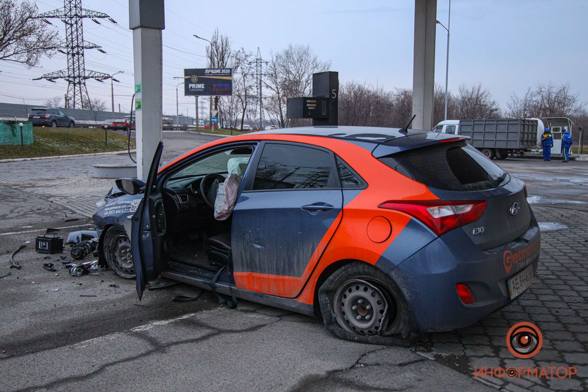 В Днепре на Набережной Заводской автомобиль Getmancar въехал в заправку: кто оплатит расходы 2