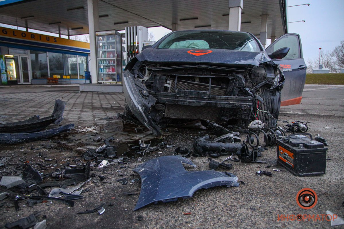 В Днепре на Набережной Заводской автомобиль Getmancar въехал в заправку: кто оплатит расходы 3