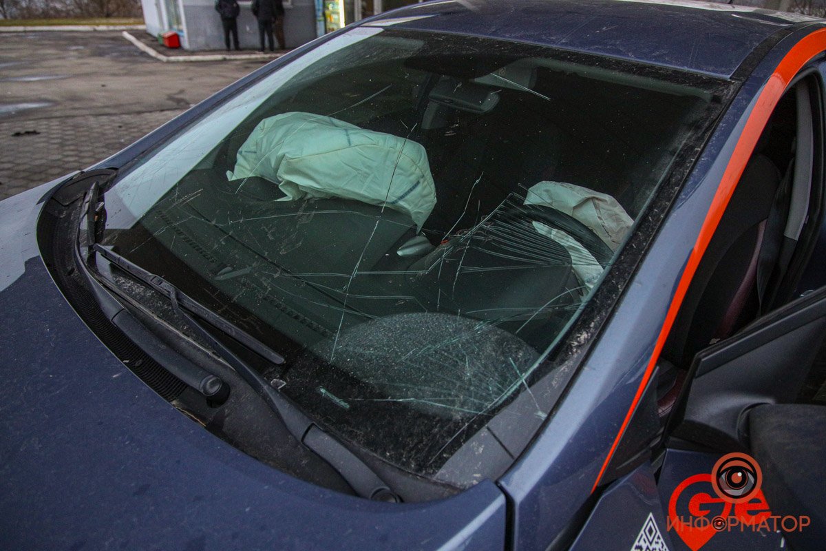 В Днепре на Набережной Заводской автомобиль Getmancar въехал в заправку: кто оплатит расходы 4