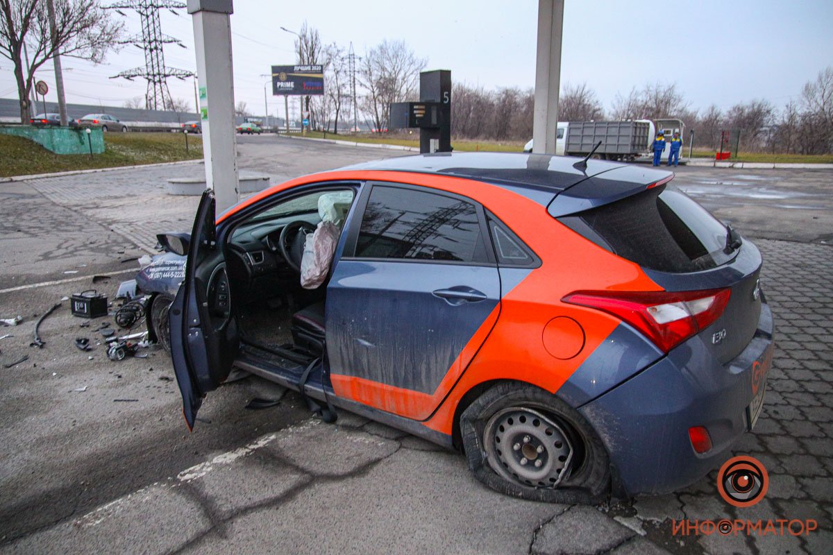 В Днепре на Набережной Заводской автомобиль Getmancar въехал в заправку: кто оплатит расходы 5
