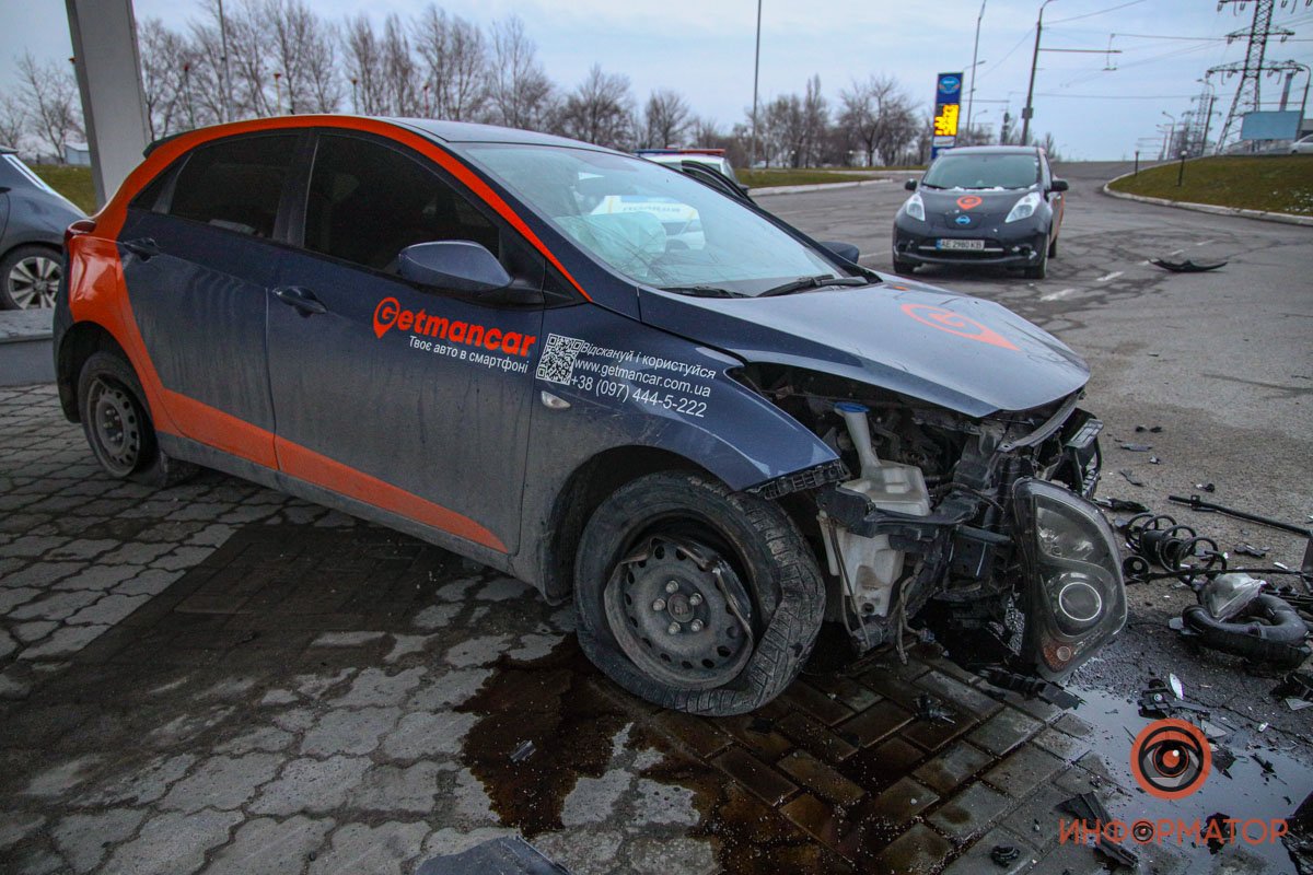 В Днепре на Набережной Заводской автомобиль Getmancar въехал в заправку: кто оплатит расходы 7