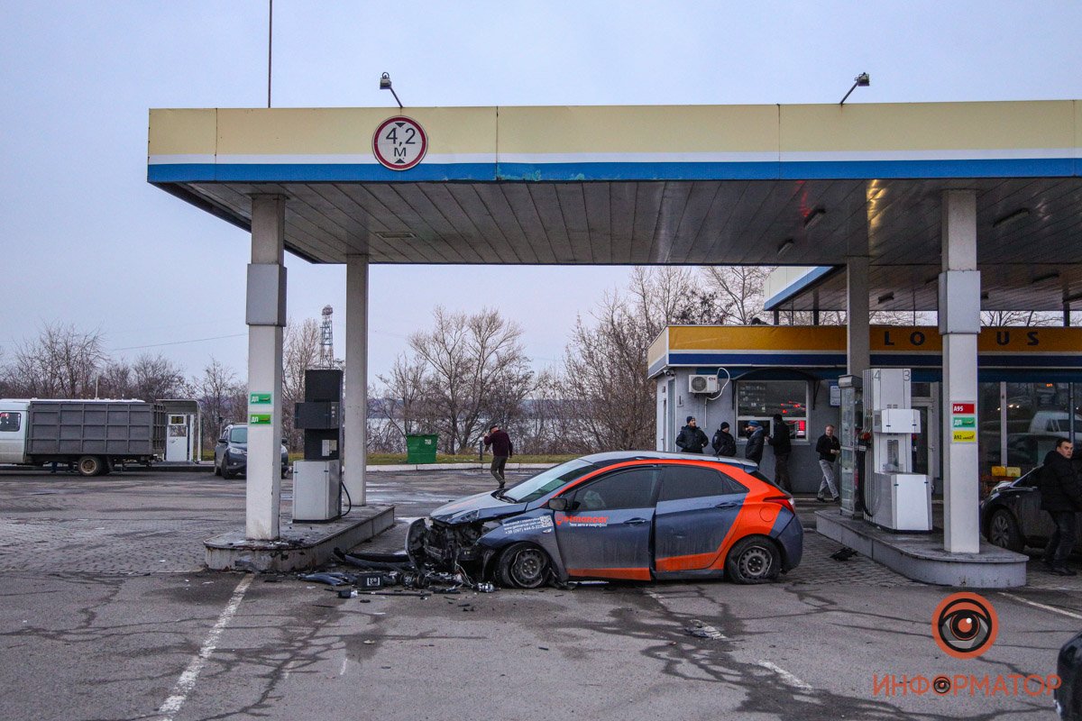 В Днепре на Набережной Заводской автомобиль Getmancar въехал в заправку: кто оплатит расходы 8