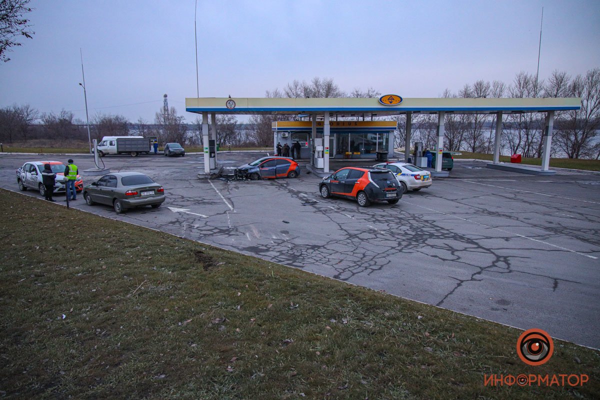 В Днепре на Набережной Заводской автомобиль Getmancar въехал в заправку: кто оплатит расходы 9