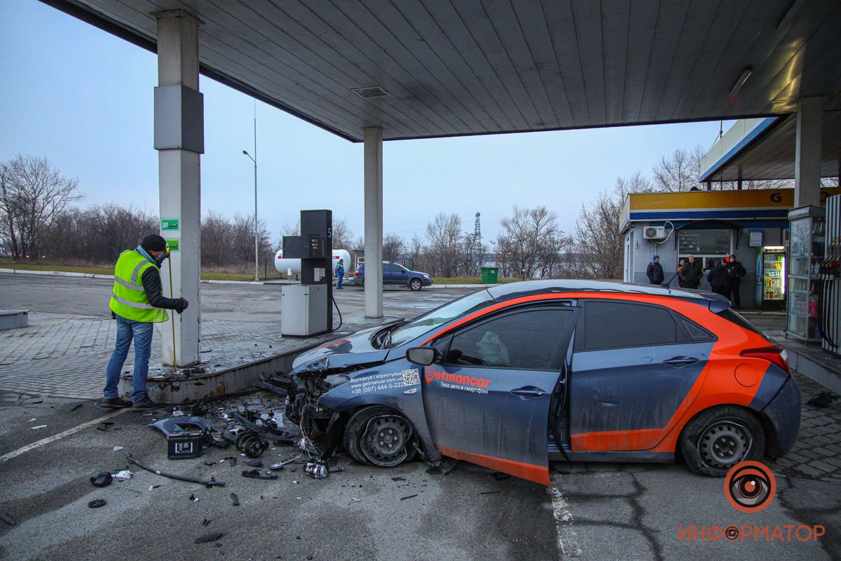 В Днепре на Набережной Заводской автомобиль Getmancar въехал в заправку: кто оплатит расходы 14