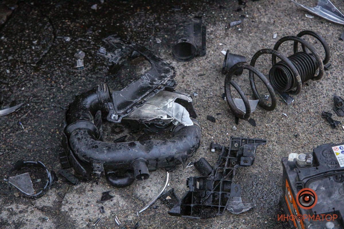 В Днепре на Набережной Заводской автомобиль Getmancar въехал в заправку: кто оплатит расходы 17