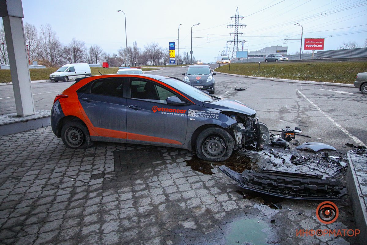 В Днепре на Набережной Заводской автомобиль Getmancar въехал в заправку: кто оплатит расходы 19