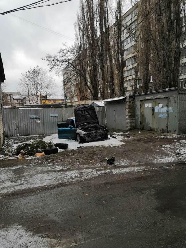 Mazda загорелась в одном из дворов на Сичеславской Набережной