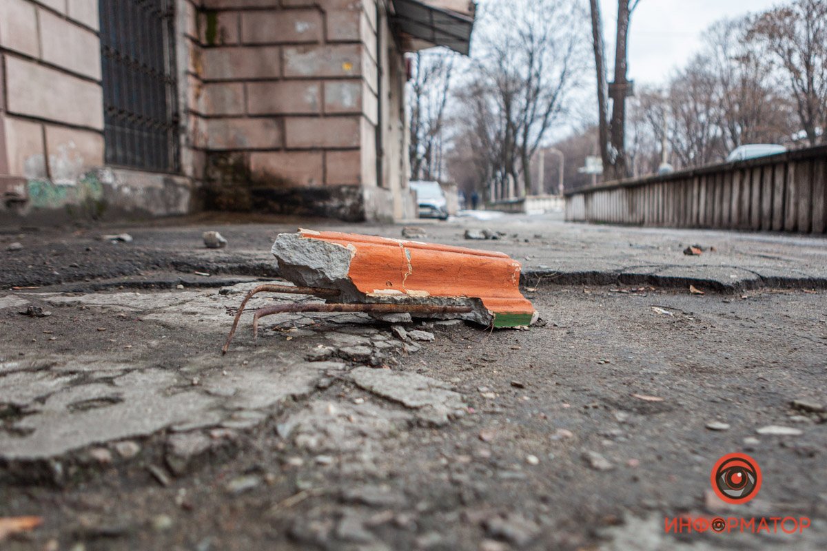 Обломки падают на тротуар, где каждый день родители ведут детей в соседний детский сад Обломки падают на тротуар, где каждый день родители ведут детей в соседний детский сад