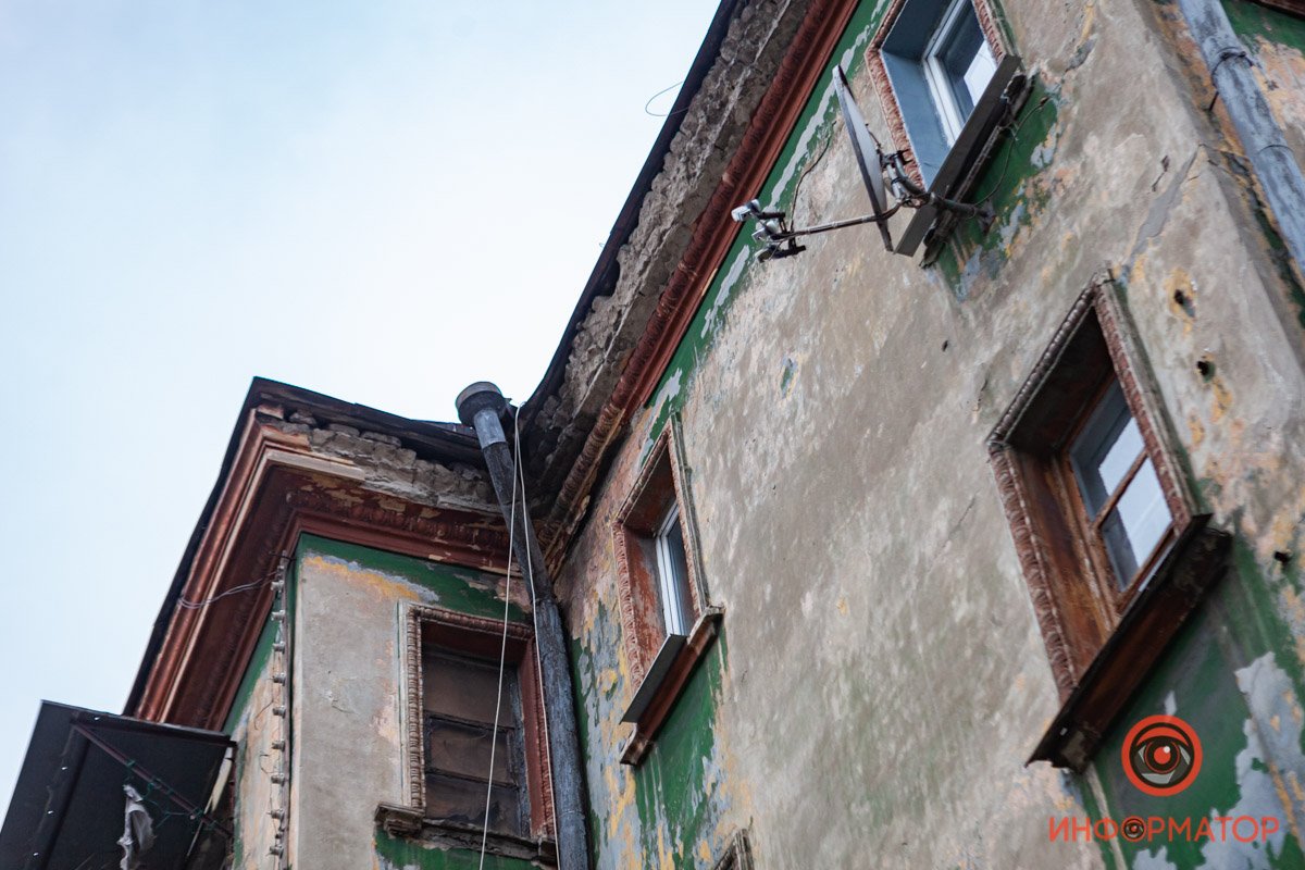 Под домом пролегает ветка метро, а по проспекту ежедневно ездят груженые фуры Под домом пролегает ветка метро, а по проспекту ежедневно ездят груженые фуры