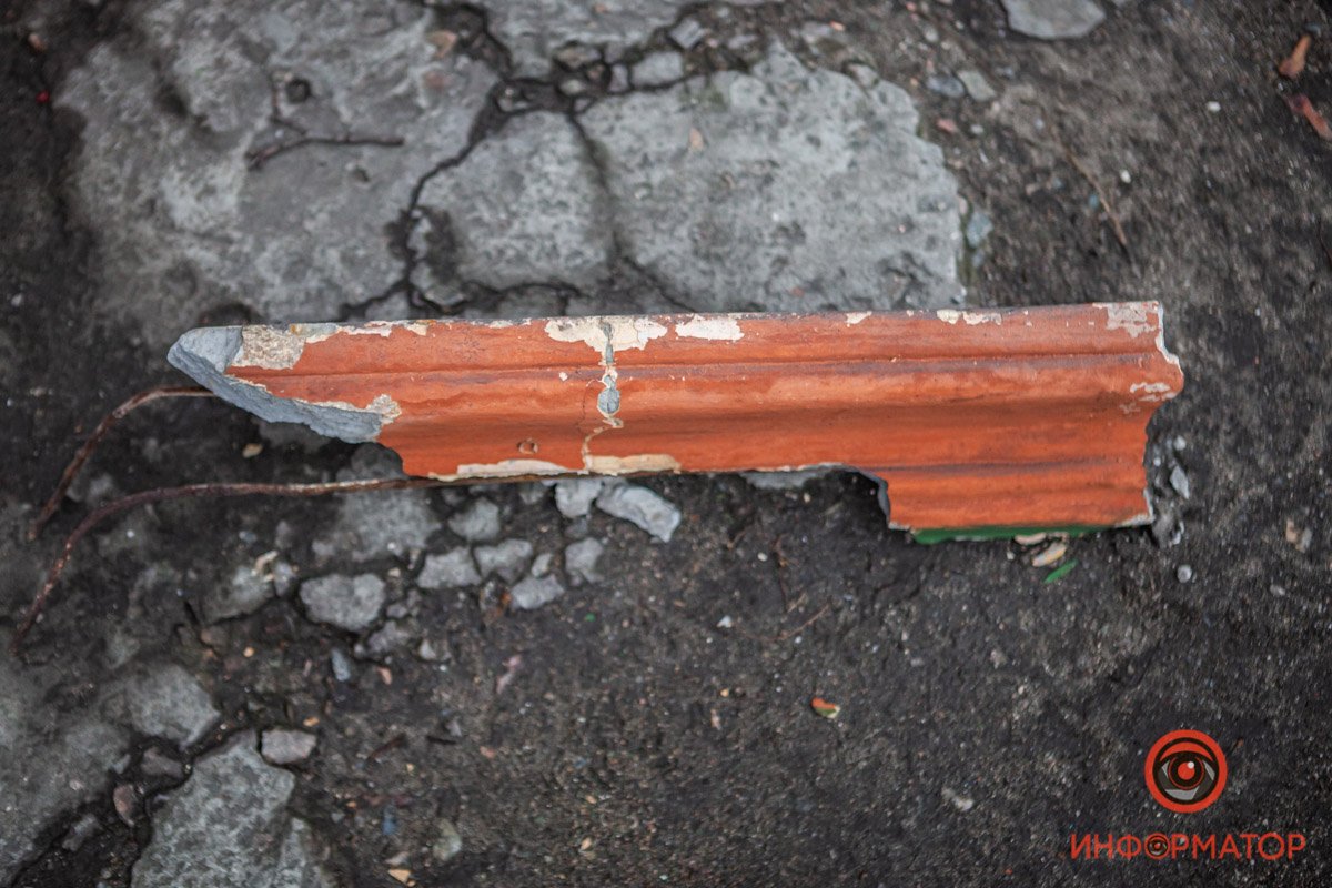 Из обвалившихся кусков торчат железные прутья Из обвалившихся кусков торчат железные прутья