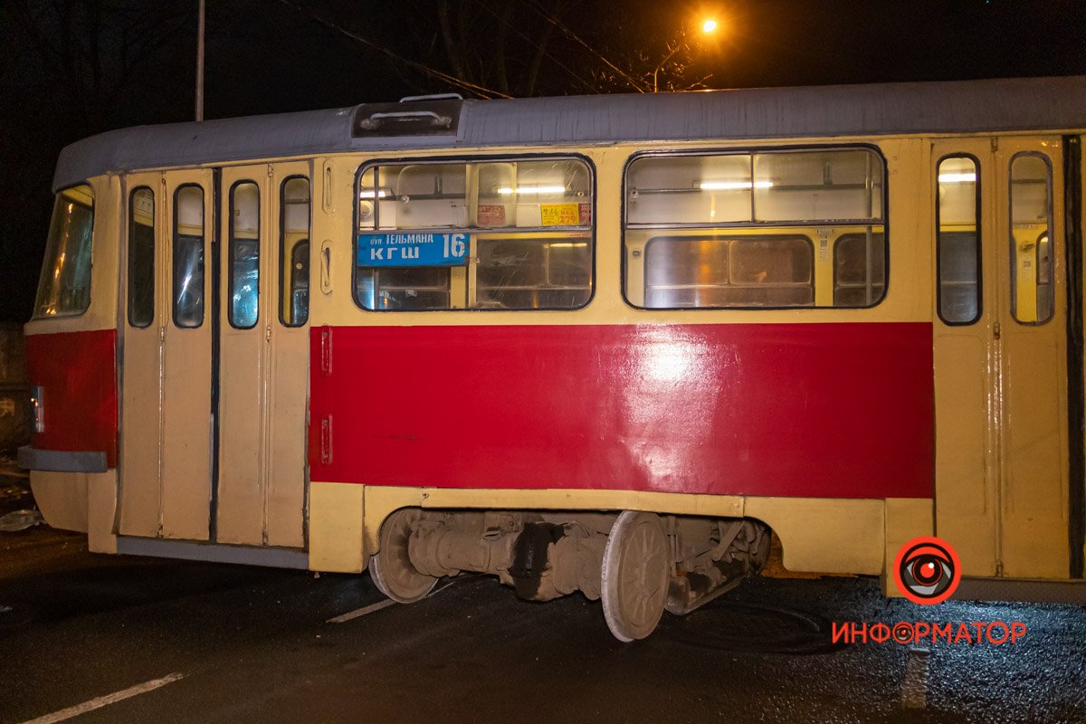 Трамвай №16 сошел с рельсов