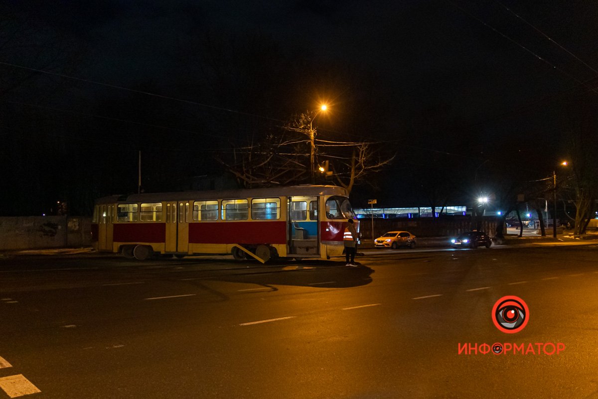 Вагон остановился поперек проспекта