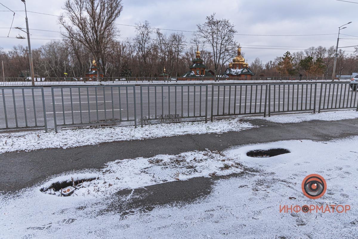 На Набережной Заводской асфальт провалился в двух местах На Набережной Заводской асфальт провалился в двух местах