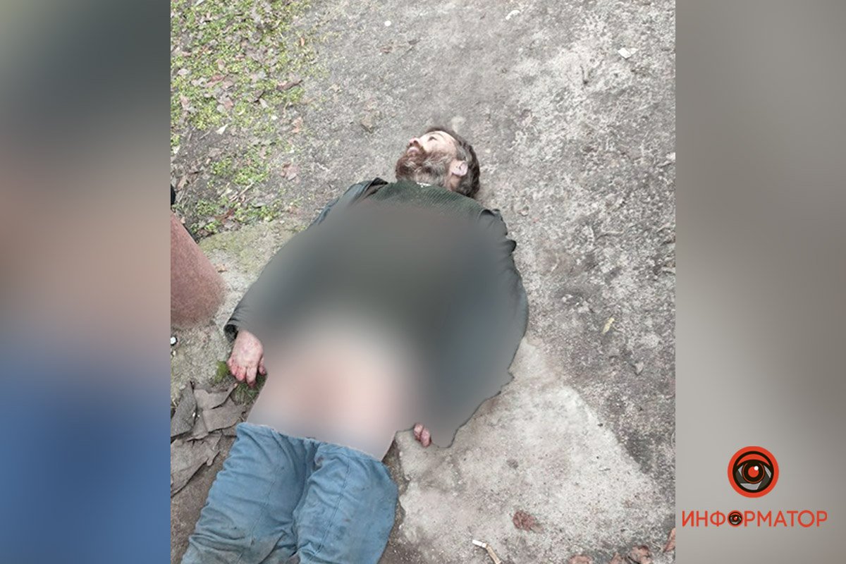 В Днепре возле больницы №6 обнаружили труп мужчины со спущенными штанами: помогите опознать 1