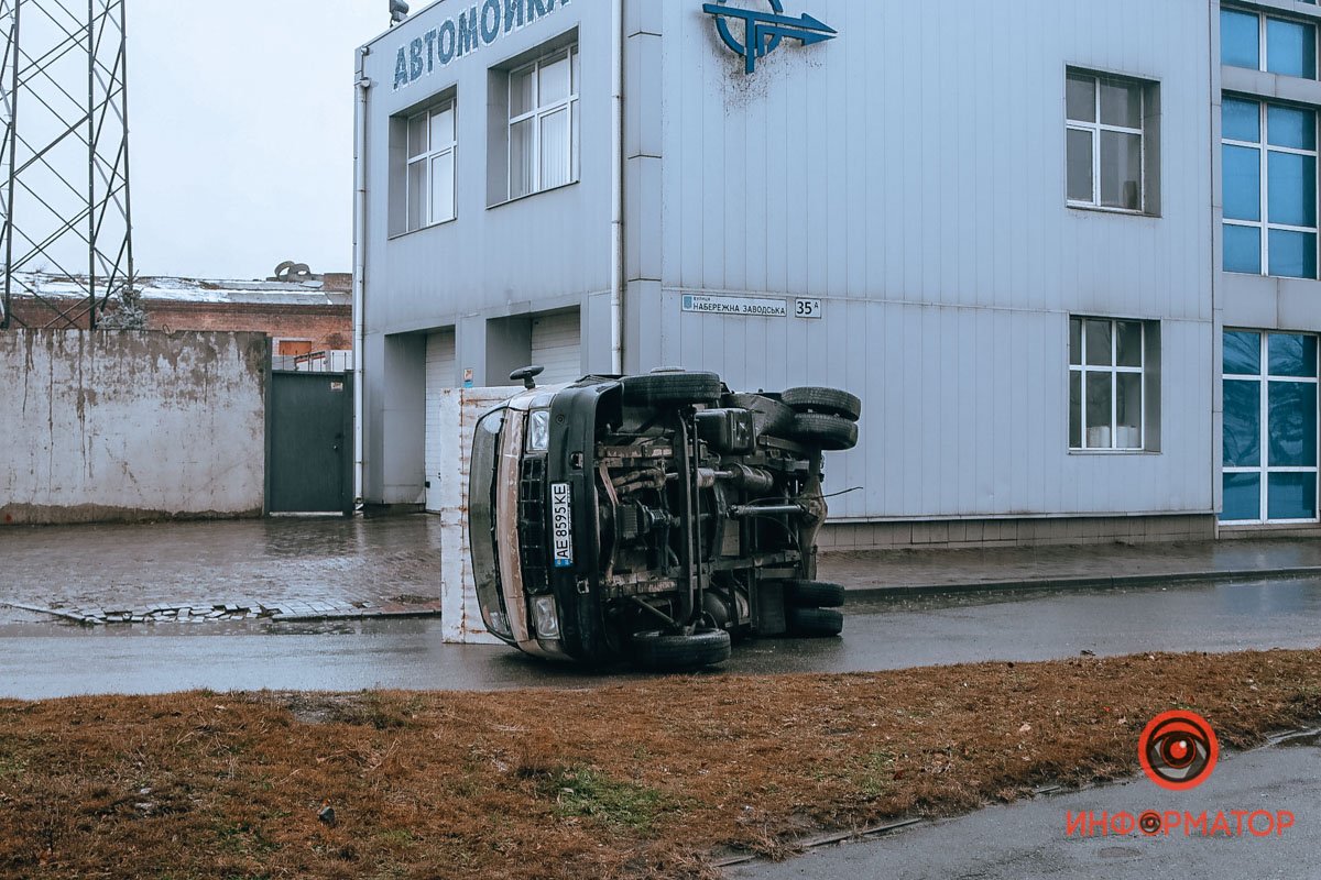 На Набережной Заводской перевернулась ГАЗель На Набережной Заводской перевернулась ГАЗель