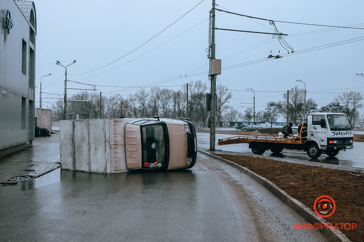 Сейчас автомобиль забирает эвакуатор Сейчас автомобиль забирает эвакуатор