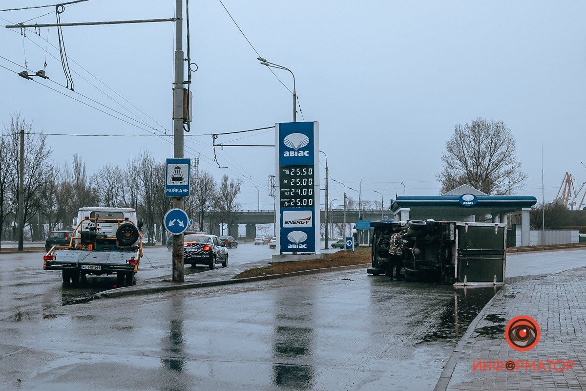 По информации от водителя, его подрезал Mercedes Sprinter По информации от водителя, его подрезал Mercedes Sprinter